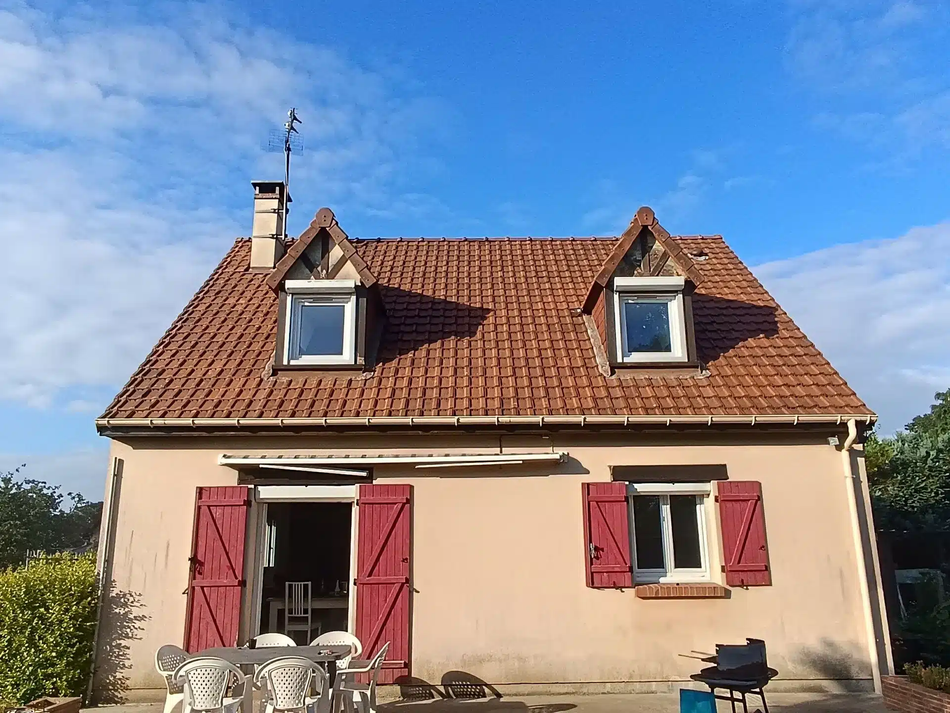 Maison individuelle à Doudeville avec toiture en tuiles mécaniques rénovée par un artisan couvreur. Toit nettoyé, réparé et traité pour garantir une étanchéité durable après intervention complète.