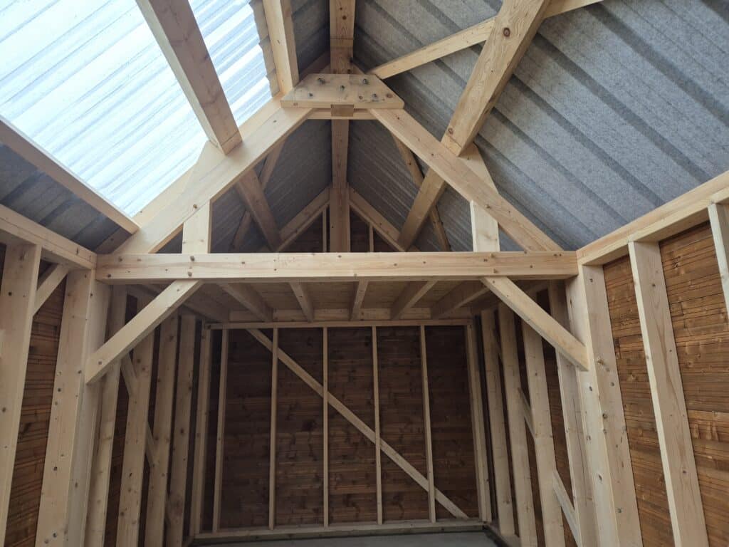 Charpente bois réalisée par Caux’ Charpente — structure intérieure d’un bâtiment en construction à Doudeville, Pays de Caux